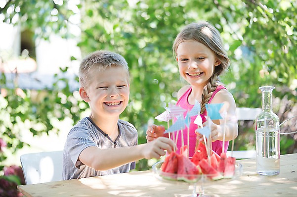 포토 JPG 주간 서양인 접시 여자 남자 어린이라이프 어린이 과일 유리병 여름음식 수박 웃음 소년 상반신 야외 두명 앞모습 아웃포커스 여름 친구 깃발 이쑤시개 이쑤시개장식 어린이만 제철음식 제철과일 국내포토 자연요소 외국인 라이프스타일 식기 계절 음식 뷰포인트 관계 병_용기 촬영기법 표정 사람 장식 제철 파일형식 여름_계절