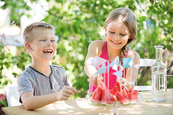 포토 JPG 주간 서양인 접시 여자 남자 어린이라이프 어린이 과일 유리병 여름음식 수박 웃음 소년 상반신 야외 두명 앞모습 아웃포커스 여름 친구 깃발 이쑤시개 이쑤시개장식 어린이만 제철음식 제철과일 국내포토 자연요소 외국인 라이프스타일 식기 계절 음식 뷰포인트 관계 병_용기 촬영기법 표정 사람 장식 제철 파일형식 여름_계절