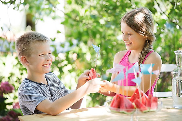 포토 JPG 주간 서양인 접시 여자 남자 어린이라이프 어린이 과일 유리병 여름음식 수박 웃음 소년 상반신 야외 두명 옆모습 아웃포커스 여름 친구 깃발 이쑤시개 이쑤시개장식 어린이만 제철음식 제철과일 국내포토 자연요소 외국인 라이프스타일 식기 계절 음식 뷰포인트 관계 병_용기 촬영기법 표정 사람 장식 제철 파일형식 여름_계절
