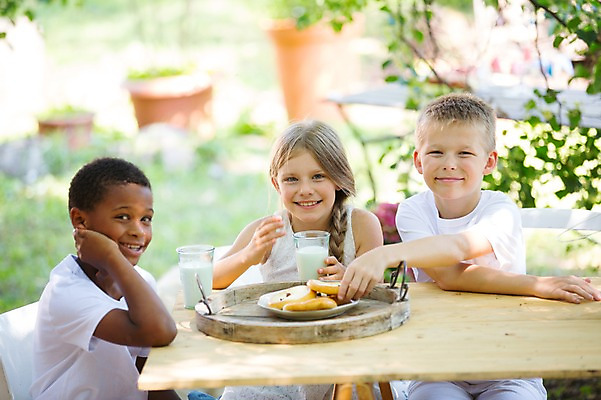 포토 JPG 주간 서양인 여자 남자 어린이라이프 어린이 음식 빵 흑인 잔 웃음 소녀 소년 상반신 야외 앞모습 옆모습 아웃포커스 세명 친구 우유 어린이만 국내포토 자연요소 외국인 라이프스타일 식기 뷰포인트 관계 유제품 촬영기법 표정 사람 파일형식