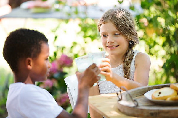 포토 JPG 주간 서양인 접시 여자 남자 어린이라이프 어린이 빵 흑인 잔 웃음 소녀 소년 상반신 야외 두명 앞모습 옆모습 아웃포커스 친구 우유 건배 어린이만 국내포토 자연요소 외국인 라이프스타일 식기 음식 뷰포인트 관계 유제품 촬영기법 표정 사람 파일형식