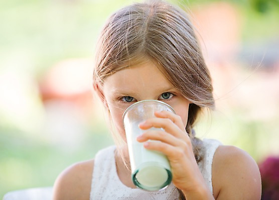 포토 JPG 주간 서양인 여자 어린이라이프 어린이 잔 한명 소녀 상반신 야외 앞모습 아웃포커스 우유 마시기 소녀만 소녀한명만 국내포토 자연요소 외국인 1 라이프스타일 식기 뷰포인트 모션 유제품 촬영기법 사람 여자만 여자한명만 어린이만 파일형식