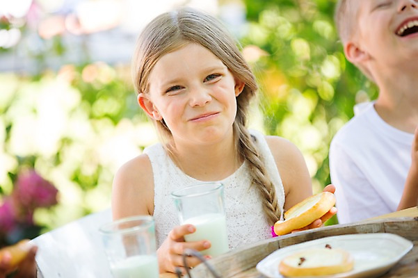 포토 JPG 주간 서양인 여자 남자 어린이라이프 어린이 음식 빵 잔 웃음 소녀 소년 상반신 야외 두명 앞모습 아웃포커스 친구 우유 어린이만 국내포토 자연요소 외국인 라이프스타일 식기 뷰포인트 관계 유제품 촬영기법 표정 사람 파일형식