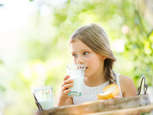 포토 JPG 주간 서양인 여자 어린이라이프 어린이 음식 빵 잔 한명 소녀 상반신 야외 앞모습 아웃포커스 우유 마시기 소녀만 소녀한명만 국내포토 자연요소 외국인 1 라이프스타일 식기 뷰포인트 모션 유제품 촬영기법 사람 여자만 여자한명만 어린이만 파일형식