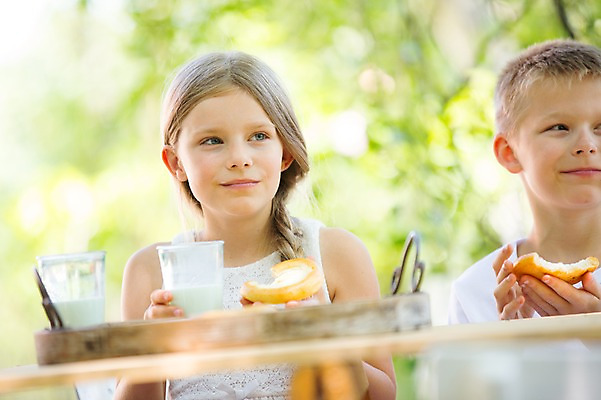 포토 JPG 주간 서양인 응시 여자 남자 어린이라이프 어린이 빵 잔 소녀 소년 상반신 야외 두명 앞모습 아웃포커스 친구 우유 어린이만 국내포토 자연요소 외국인 라이프스타일 식기 시선 음식 뷰포인트 관계 유제품 촬영기법 사람 파일형식
