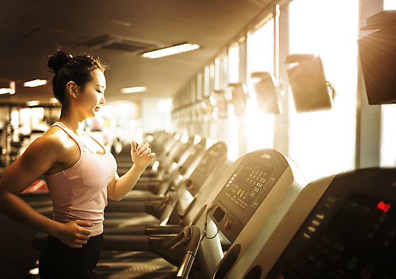 PSD 편집 편집이미지 여자 한명 상반신 20대 성인 옆모습 달리기 운동 헬스 헬스장 한국인 런닝머신 성인여자한명만 이미지편집 1 뷰포인트 모션 건강 사람 동양인 청년 운동기구 여자한명만 성인여자만 파일형식