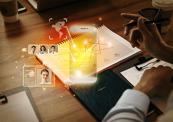 PSD 서양인 편집 편집이미지 손 여자 남자 그래프 여러명 상반신 20대 성인 신체부위 스마트폰 펜 다이어리 글로벌비즈니스 양손 비즈니스맨 비즈니스우먼 네트워크 스마트 홀로그램 화상통화 성인만 4차산업 이미지편집 외국인 산업 다수 컨셉 비즈니스 사람 청년 핸드폰 스마트기기 글로벌 필기구 사무용품 직장인 통화 파일형식