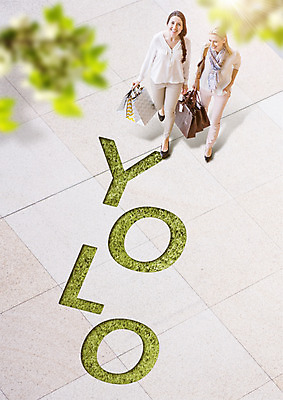 전신 PSD 서양인 구름 편집 편집이미지 여자 여행 하늘 나뭇잎 서기 웃음 20대 성인 두명 30대 쇼핑 쇼핑백 올려보기 성인여자만 욜로라이프 이미지편집 자연요소 외국인 라이프스타일 잎 가방 모션 표정 사람 청년 장년 여자만 성인만 파일형식