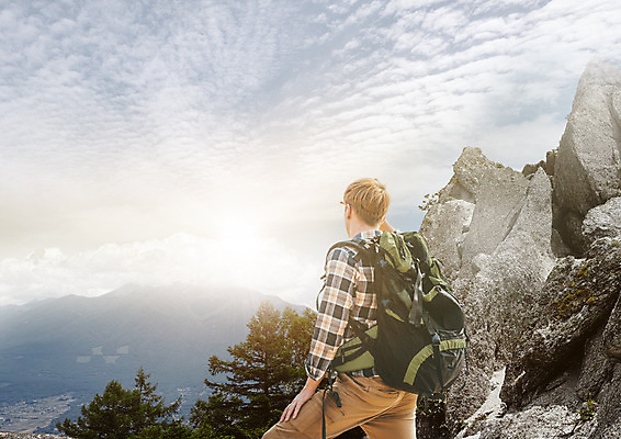 PSD 서양인 나무 구름 편집 편집이미지 남자 여행 배낭 하늘 산 한명 상반신 20대 성인 뒷모습 등산 바위 성인남자한명만 이미지편집 자연요소 외국인 식물 1 뷰포인트 가방 사람 청년 트래킹 돌_바위 남자한명만 성인남자만 파일형식