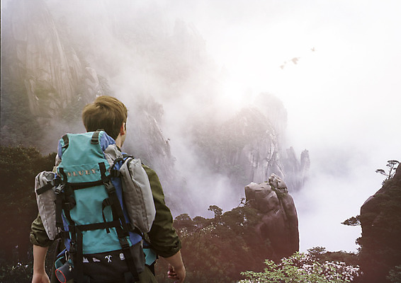 PSD 서양인 편집 편집이미지 남자 여행 배낭 산 한명 상반신 20대 성인 뒷모습 등산 안개 안식처 성인남자한명만 이미지편집 외국인 1 뷰포인트 가방 날씨 휴식 사람 청년 트래킹 남자한명만 성인남자만 파일형식