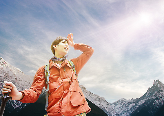 PSD 구름 편집 편집이미지 남자 여행 배낭 하늘 산 한명 웃음 상반신 20대 성인 햇빛 등산 한국인 등산복 성인남자한명만 땀흘리기 이미지편집 자연요소 1 옷 컨셉 가방 표정 사람 동양인 청년 태양 트래킹 남자한명만 성인남자만 파일형식