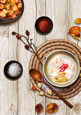 PSD 편집 편집이미지 접시 한식 낙엽 김치 마늘 사람없음 숟가락 나뭇가지 항아리 깍두기 받침대 소금 물김치 고춧가루 플랫레이 이미지편집 나무 식기 음식 잎 채소 수저 도자기 플랫 가루 파일형식