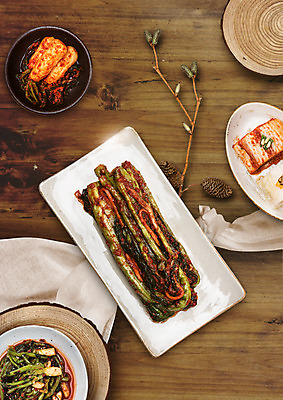 PSD 편집 편집이미지 모자 접시 한식 김치 사람없음 나뭇가지 천 갓 솔방울 배추김치 백김치 총각김치 열무김치 갓김치 열무 플랫레이 이미지편집 나무 식기 잡화 음식 채소 직물 플랫 무 파일형식