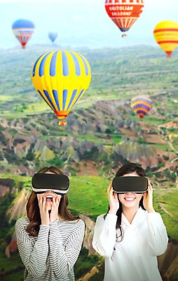 PSD 편집이미지 여자 상상 웃음 초원 상반신 20대 성인 두명 앞모습 놀람 한국인 열기구 디지털합성 합성 가상현실 오큘러스 VR기기 이미지편집 감정 뷰포인트 항공교통 표정 사람 동양인 청년 기계 파일형식