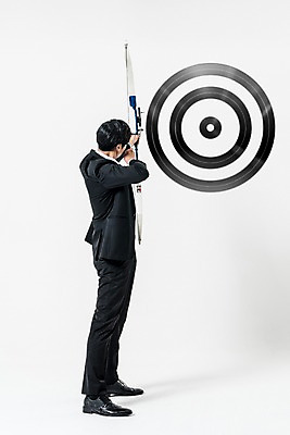포토 JPG 스튜디오촬영 전신 남자 화살 실내 한명 서기 들기 정장 20대 성인 옆모습 한국인 비즈니스맨 과녁판 활 양궁 조준 양궁과녁 성인남자한명만 국내포토 1 옷 스포츠 뷰포인트 비즈니스 모션 사람 동양인 청년 내부 직장인 남자한명만 성인남자만 파일형식