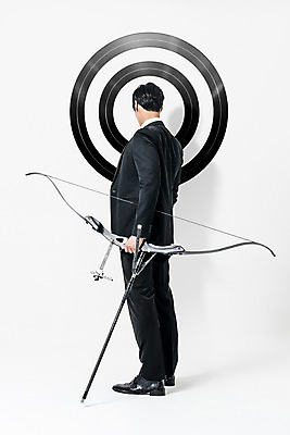 포토 JPG 스튜디오촬영 전신 남자 화살 실내 한명 서기 들기 정장 20대 성인 뒷모습 한국인 비즈니스맨 과녁판 활 양궁 양궁과녁 성인남자한명만 국내포토 1 옷 스포츠 뷰포인트 비즈니스 모션 사람 동양인 청년 내부 직장인 남자한명만 성인남자만 파일형식