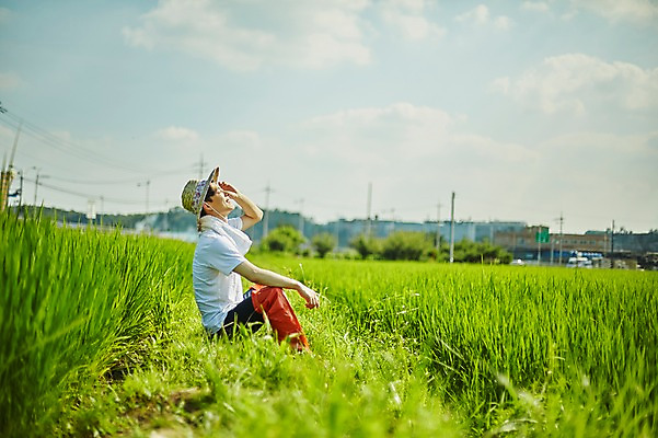 포토 JPG 주간 남자 농업 사진 하늘 논 장화 한명 앉기 상반신 20대 성인 야외 옆모습 아웃포커스 농사 한국인 농촌 시골 농부 귀농 논두렁 남자한명만 성인남자한명만 청년농부 국내포토 양주시 자연요소 직업 1 산업 뷰포인트 신발 모션 촬영기법 사람 동양인 청년 경기도 남자만 성인남자만 파일형식