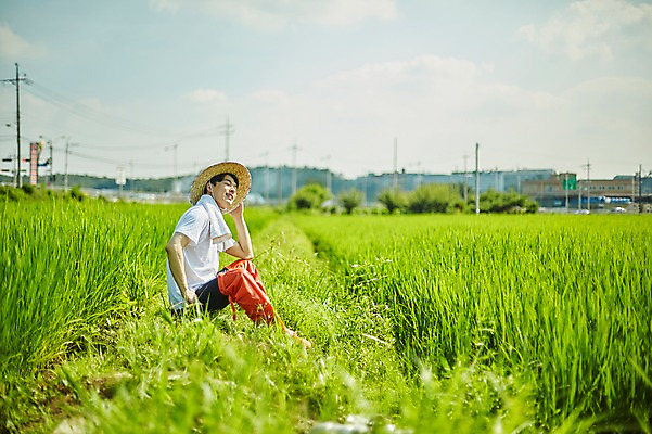 포토 JPG 주간 남자 농업 사진 논 장화 한명 앉기 상반신 20대 성인 야외 옆모습 아웃포커스 농사 한국인 농촌 시골 농부 귀농 논두렁 남자한명만 성인남자한명만 청년농부 국내포토 양주시 자연요소 직업 1 산업 뷰포인트 신발 모션 촬영기법 사람 동양인 청년 경기도 남자만 성인남자만 파일형식