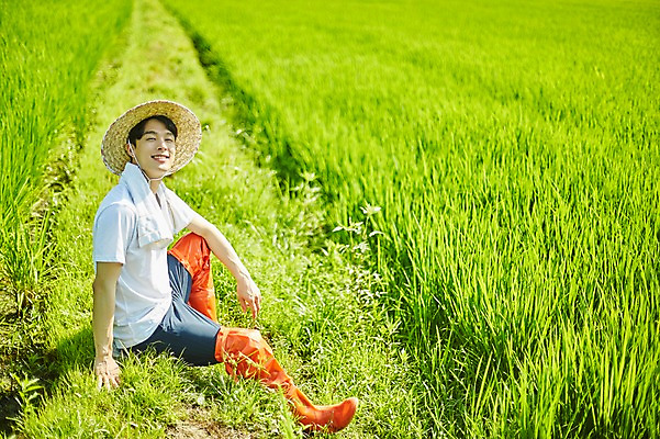 포토 JPG 주간 전신 남자 농업 사진 논 장화 한명 미소 앉기 20대 성인 야외 옆모습 아웃포커스 농사 한국인 농촌 시골 농부 귀농 논두렁 남자한명만 성인남자한명만 청년농부 국내포토 양주시 자연요소 직업 1 산업 뷰포인트 신발 모션 촬영기법 표정 사람 동양인 청년 경기도 남자만 성인남자만 파일형식