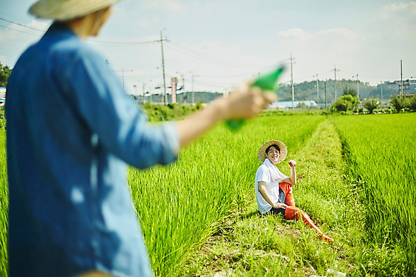 포토 JPG 주간 전신 남자 농업 사진 논 장화 서기 들기 앉기 상반신 20대 성인 야외 두명 옆모습 뒷모습 아웃포커스 물 친구 농사 한국인 농촌 시골 농부 물이미지 귀농 수돗물 논두렁 아쿠아 얼음물 성인남자만 청년농부 국내포토 양주시 자연요소 직업 산업 뷰포인트 신발 관계 모션 촬영기법 사람 동양인 청년 경기도 남자만 성인만 파일형식