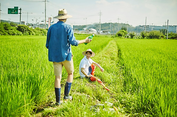 포토 JPG 주간 전신 남자 농업 사진 논 장화 서기 미소 앉기 20대 성인 야외 두명 옆모습 뒷모습 아웃포커스 물 친구 농사 한국인 농촌 시골 농부 물이미지 귀농 수돗물 논두렁 아쿠아 얼음물 성인남자만 청년농부 국내포토 양주시 자연요소 직업 산업 뷰포인트 신발 관계 모션 촬영기법 표정 사람 동양인 청년 경기도 남자만 성인만 파일형식