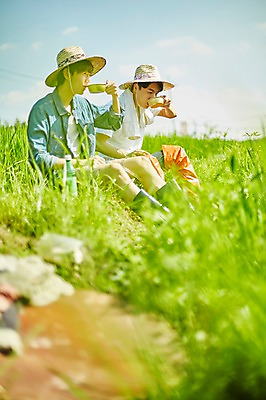 포토 JPG 주간 남자 농업 사진 논 장화 앉기 상반신 20대 성인 야외 두명 옆모습 아웃포커스 친구 농사 한국인 농촌 시골 농부 귀농 막걸리 논두렁 성인남자만 청년농부 국내포토 양주시 자연요소 직업 산업 뷰포인트 신발 관계 모션 주류 촬영기법 사람 동양인 청년 경기도 남자만 성인만 파일형식