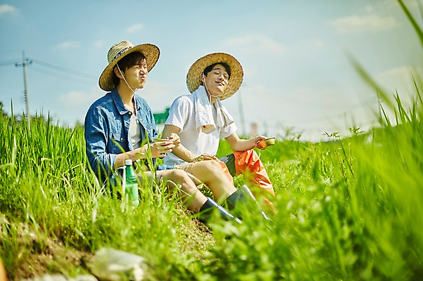 포토 JPG 주간 남자 농업 사진 논 장화 미소 앉기 상반신 20대 성인 야외 두명 옆모습 아웃포커스 친구 농사 한국인 농촌 시골 농부 귀농 막걸리 논두렁 성인남자만 청년농부 국내포토 양주시 자연요소 직업 산업 뷰포인트 신발 관계 모션 주류 촬영기법 표정 사람 동양인 청년 경기도 남자만 성인만 파일형식