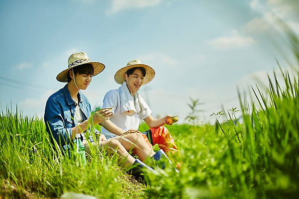 포토 JPG 주간 남자 농업 사진 논 장화 앉기 상반신 20대 성인 야외 두명 옆모습 아웃포커스 친구 농사 한국인 농촌 시골 농부 귀농 막걸리 논두렁 성인남자만 청년농부 국내포토 양주시 자연요소 직업 산업 뷰포인트 신발 관계 모션 주류 촬영기법 사람 동양인 청년 경기도 남자만 성인만 파일형식