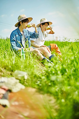 포토 JPG 주간 남자 농업 사진 논 장화 앉기 상반신 20대 성인 야외 두명 옆모습 아웃포커스 친구 농사 한국인 농촌 시골 농부 먹기 귀농 막걸리 논두렁 성인남자만 청년농부 국내포토 양주시 자연요소 직업 산업 뷰포인트 신발 관계 모션 주류 촬영기법 사람 동양인 청년 경기도 남자만 성인만 파일형식