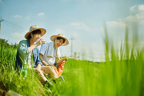 포토 JPG 주간 남자 농업 사진 논 장화 미소 앉기 상반신 20대 성인 야외 두명 옆모습 아웃포커스 친구 농사 한국인 농촌 시골 농부 귀농 막걸리 논두렁 성인남자만 청년농부 국내포토 양주시 자연요소 직업 산업 뷰포인트 신발 관계 모션 주류 촬영기법 표정 사람 동양인 청년 경기도 남자만 성인만 파일형식