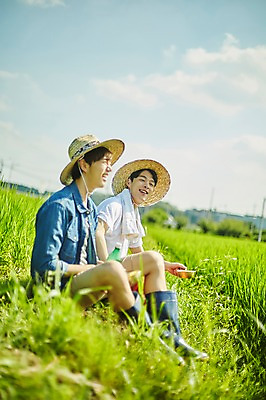 포토 JPG 주간 전신 남자 농업 사진 논 장화 미소 앉기 20대 성인 야외 두명 옆모습 아웃포커스 친구 농사 한국인 농촌 시골 농부 귀농 막걸리 논두렁 성인남자만 청년농부 국내포토 양주시 자연요소 직업 산업 뷰포인트 신발 관계 모션 주류 촬영기법 표정 사람 동양인 청년 경기도 남자만 성인만 파일형식