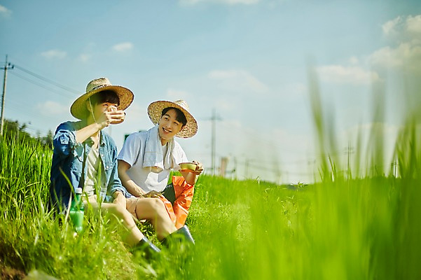 포토 JPG 주간 남자 농업 사진 논 장화 미소 앉기 상반신 20대 성인 야외 두명 옆모습 아웃포커스 친구 농사 한국인 농촌 시골 농부 귀농 막걸리 논두렁 성인남자만 청년농부 국내포토 양주시 자연요소 직업 산업 뷰포인트 신발 관계 모션 주류 촬영기법 표정 사람 동양인 청년 경기도 남자만 성인만 파일형식