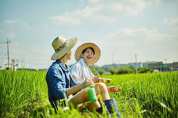 포토 JPG 주간 남자 농업 사진 논 장화 미소 앉기 상반신 20대 성인 야외 두명 옆모습 아웃포커스 친구 농사 한국인 농촌 시골 농부 귀농 막걸리 논두렁 성인남자만 청년농부 국내포토 양주시 자연요소 직업 산업 뷰포인트 신발 관계 모션 주류 촬영기법 표정 사람 동양인 청년 경기도 남자만 성인만 파일형식