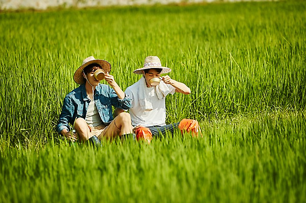 포토 JPG 주간 남자 농업 사진 논 미소 앉기 상반신 20대 성인 야외 두명 앞모습 아웃포커스 친구 농사 한국인 농촌 시골 농부 먹기 귀농 막걸리 논두렁 성인남자만 청년농부 국내포토 양주시 자연요소 직업 산업 뷰포인트 관계 모션 주류 촬영기법 표정 사람 동양인 청년 경기도 남자만 성인만 파일형식