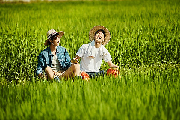 포토 JPG 주간 남자 농업 사진 논 앉기 상반신 20대 성인 야외 두명 앞모습 아웃포커스 친구 농사 한국인 농촌 시골 농부 귀농 막걸리 논두렁 성인남자만 청년농부 국내포토 양주시 자연요소 직업 산업 뷰포인트 관계 모션 주류 촬영기법 사람 동양인 청년 경기도 남자만 성인만 파일형식