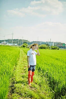 포토 JPG 주간 전신 남자 농업 사진 논 한명 서기 20대 성인 야외 앞모습 아웃포커스 농사 한국인 농촌 시골 농부 귀농 논두렁 남자한명만 성인남자한명만 청년농부 국내포토 양주시 자연요소 직업 1 산업 뷰포인트 모션 촬영기법 사람 동양인 청년 경기도 남자만 성인남자만 파일형식