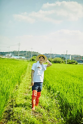 포토 JPG 주간 전신 남자 농업 사진 논 한명 서기 미소 20대 성인 야외 앞모습 아웃포커스 농사 한국인 농촌 시골 농부 귀농 논두렁 남자한명만 성인남자한명만 청년농부 국내포토 양주시 자연요소 직업 1 산업 뷰포인트 모션 촬영기법 표정 사람 동양인 청년 경기도 남자만 성인남자만 파일형식