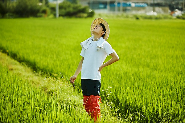 포토 JPG 주간 남자 농업 사진 논 장화 한명 서기 상반신 20대 성인 야외 옆모습 아웃포커스 농사 한국인 농촌 시골 농부 귀농 논두렁 남자한명만 성인남자한명만 청년농부 국내포토 양주시 자연요소 직업 1 산업 뷰포인트 신발 모션 촬영기법 사람 동양인 청년 경기도 남자만 성인남자만 파일형식