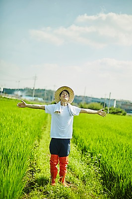 포토 JPG 주간 전신 남자 농업 사진 팔벌리기 논 한명 서기 미소 20대 성인 야외 앞모습 아웃포커스 농사 한국인 농촌 시골 농부 귀농 손뻗기 논두렁 남자한명만 성인남자한명만 청년농부 국내포토 양주시 자연요소 직업 1 산업 뷰포인트 모션 촬영기법 표정 사람 동양인 청년 경기도 남자만 성인남자만 파일형식