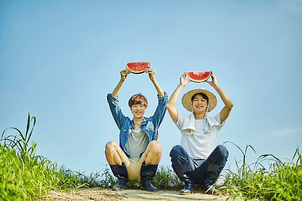 포토 JPG 주간 전신 남자 사진 하늘 여름음식 수박 미소 들기 앉기 20대 성인 야외 두명 앞모습 친구 한국인 농촌 시골 농부 귀농 성인남자만 청년농부 제철음식 제철과일 국내포토 양주시 자연요소 직업 음식 뷰포인트 농업 과일 관계 모션 표정 사람 동양인 청년 경기도 제철 남자만 성인만 파일형식 여름_계절