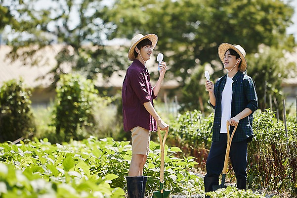 포토 JPG 주간 남자 밭 농업 사진 서기 미소 들기 상반신 20대 성인 야외 두명 옆모습 아웃포커스 친구 농사 한국인 농촌 시골 농부 삽 귀농 성인남자만 청년농부 손풍기 국내포토 양주시 자연요소 직업 산업 뷰포인트 관계 모션 촬영기법 표정 사람 동양인 청년 선풍기 휴대용 경기도 남자만 성인만 파일형식
