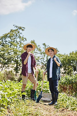 포토 JPG 주간 전신 남자 밭 농업 사진 응원 서기 미소 들기 20대 성인 야외 두명 앞모습 아웃포커스 친구 바구니 농사 파이팅 한국인 농촌 시골 농부 삽 귀농 성인남자만 청년농부 국내포토 양주시 자연요소 직업 산업 뷰포인트 관계 모션 촬영기법 표정 사람 동양인 청년 경기도 남자만 성인만 파일형식