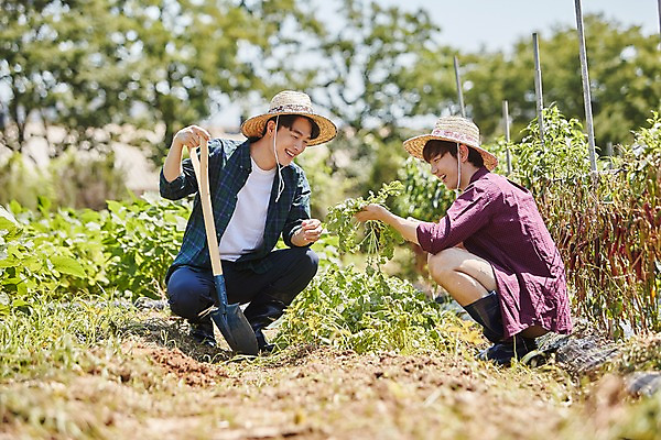 포토 JPG 주간 전신 남자 밭 농업 사진 미소 앉기 20대 성인 야외 두명 앞모습 옆모습 아웃포커스 친구 농사 한국인 농촌 시골 농부 귀농 밭일 성인남자만 청년농부 국내포토 양주시 자연요소 직업 산업 뷰포인트 관계 모션 촬영기법 표정 사람 동양인 청년 경기도 남자만 성인만 파일형식