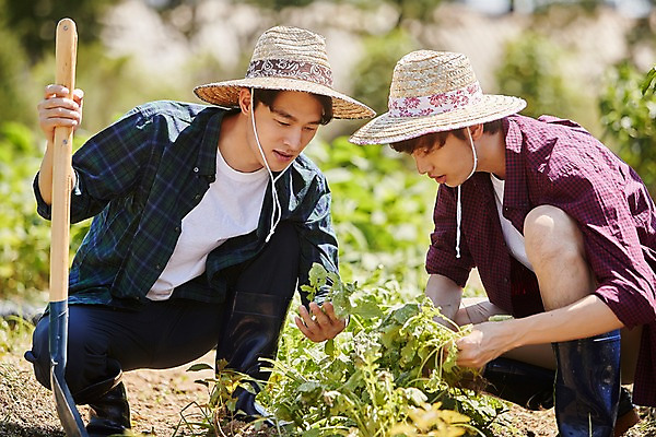 포토 JPG 주간 전신 남자 밭 농업 사진 미소 앉기 20대 성인 야외 두명 앞모습 옆모습 아웃포커스 친구 농사 한국인 농촌 시골 농부 삽 귀농 밭일 성인남자만 청년농부 국내포토 양주시 자연요소 직업 산업 뷰포인트 관계 모션 촬영기법 표정 사람 동양인 청년 경기도 남자만 성인만 파일형식