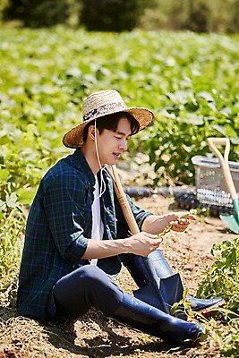 포토 JPG 주간 전신 남자 밭 농업 사진 한명 앉기 20대 성인 야외 옆모습 아웃포커스 농사 한국인 농촌 시골 농부 귀농 밭일 남자한명만 성인남자한명만 청년농부 국내포토 양주시 자연요소 직업 1 산업 뷰포인트 모션 촬영기법 사람 동양인 청년 경기도 남자만 성인남자만 파일형식