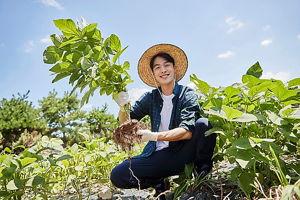 포토 JPG 주간 전신 남자 밭 농업 사진 한명 미소 들기 앉기 20대 성인 야외 앞모습 아웃포커스 농사 한국인 농촌 시골 농부 귀농 밭일 남자한명만 성인남자한명만 청년농부 국내포토 양주시 자연요소 직업 1 산업 뷰포인트 모션 촬영기법 표정 사람 동양인 청년 경기도 남자만 성인남자만 파일형식 한국 인종 성인만 아시아 나라