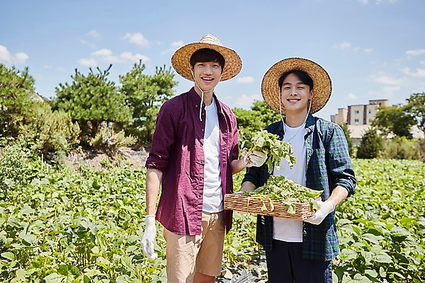 포토 JPG 주간 남자 밭 농업 사진 서기 미소 들기 상반신 20대 성인 야외 두명 앞모습 친구 농작물 농사 한국인 농촌 시골 농부 귀농 성인남자만 청년농부 국내포토 양주시 자연요소 직업 산업 뷰포인트 관계 모션 표정 사람 동양인 청년 경기도 남자만 성인만 파일형식