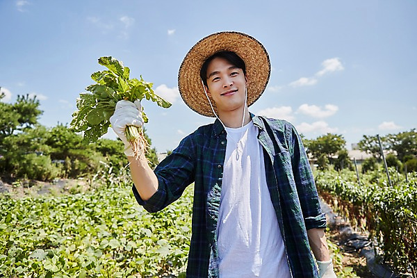 포토 JPG 주간 남자 밭 농업 사진 한명 서기 미소 들기 상반신 20대 성인 야외 앞모습 아웃포커스 농사 한국인 농촌 시골 농부 귀농 무청 남자한명만 성인남자한명만 청년농부 국내포토 양주시 자연요소 직업 1 산업 뷰포인트 모션 촬영기법 표정 사람 동양인 청년 경기도 남자만 성인남자만 파일형식