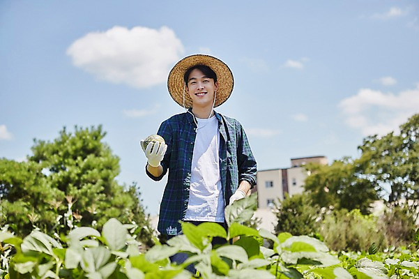 포토 JPG 주간 남자 밭 농업 사진 여름음식 수박 한명 서기 미소 들기 상반신 20대 성인 야외 앞모습 아웃포커스 농사 한국인 농촌 시골 농부 귀농 남자한명만 성인남자한명만 청년농부 제철음식 제철과일 국내포토 양주시 자연요소 직업 1 산업 음식 뷰포인트 과일 모션 촬영기법 표정 사람 동양인 청년 경기도 제철 남자만 성인남자만 파일형식 여름_계절
