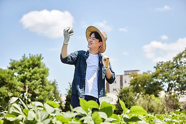 포토 JPG 주간 남자 밭 농업 사진 여름음식 수박 한명 서기 미소 상반신 20대 성인 야외 앞모습 아웃포커스 농사 한국인 농촌 시골 농부 귀농 남자한명만 성인남자한명만 청년농부 제철음식 제철과일 국내포토 양주시 자연요소 직업 1 산업 음식 뷰포인트 과일 모션 촬영기법 표정 사람 동양인 청년 경기도 제철 남자만 성인남자만 파일형식 여름_계절